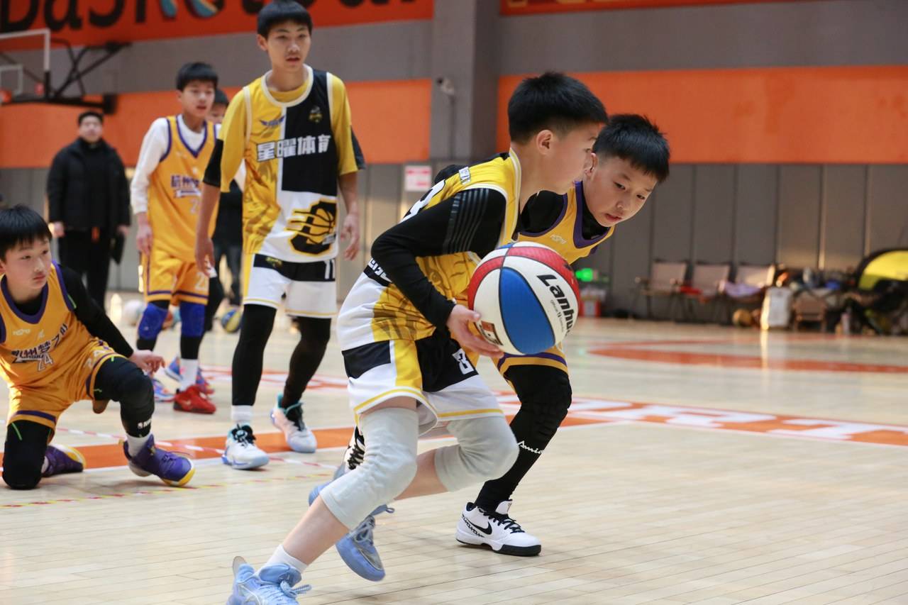 激烈对抗,顶尖体育运动员展现高超技艺的简单介绍 激烈对抗,顶尖体育运动员展现高超技艺的简单介绍