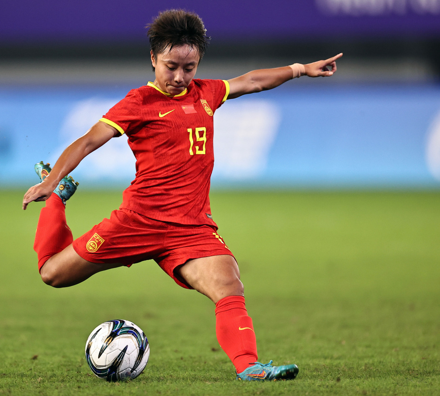 关于激动人心的足球比赛,女球员奋力拼搏的信息 关于激动人心的足球比赛,女球员奋力拼搏的信息