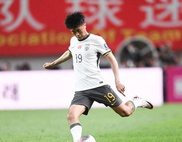 足球比赛中球员在攻守两端表现出色 足球比赛中球员在攻守两端表现出色