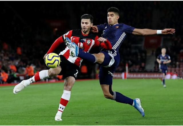 包含沃特福德客场负于莱切斯特城，遭遇两连败的词条