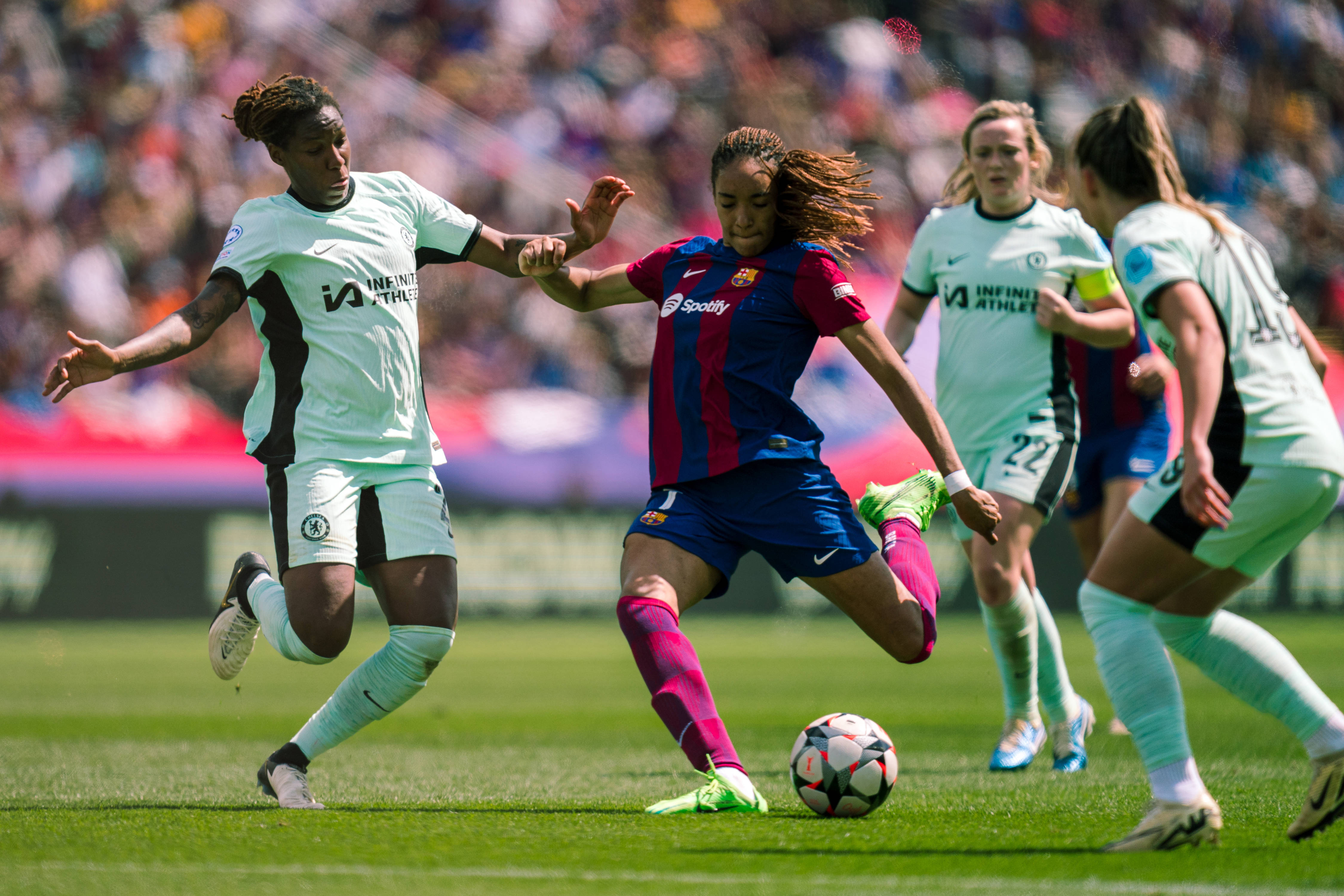 包含网络热议足球比赛呈现出激烈态势的词条 包含网络热议足球比赛呈现出激烈态势的词条