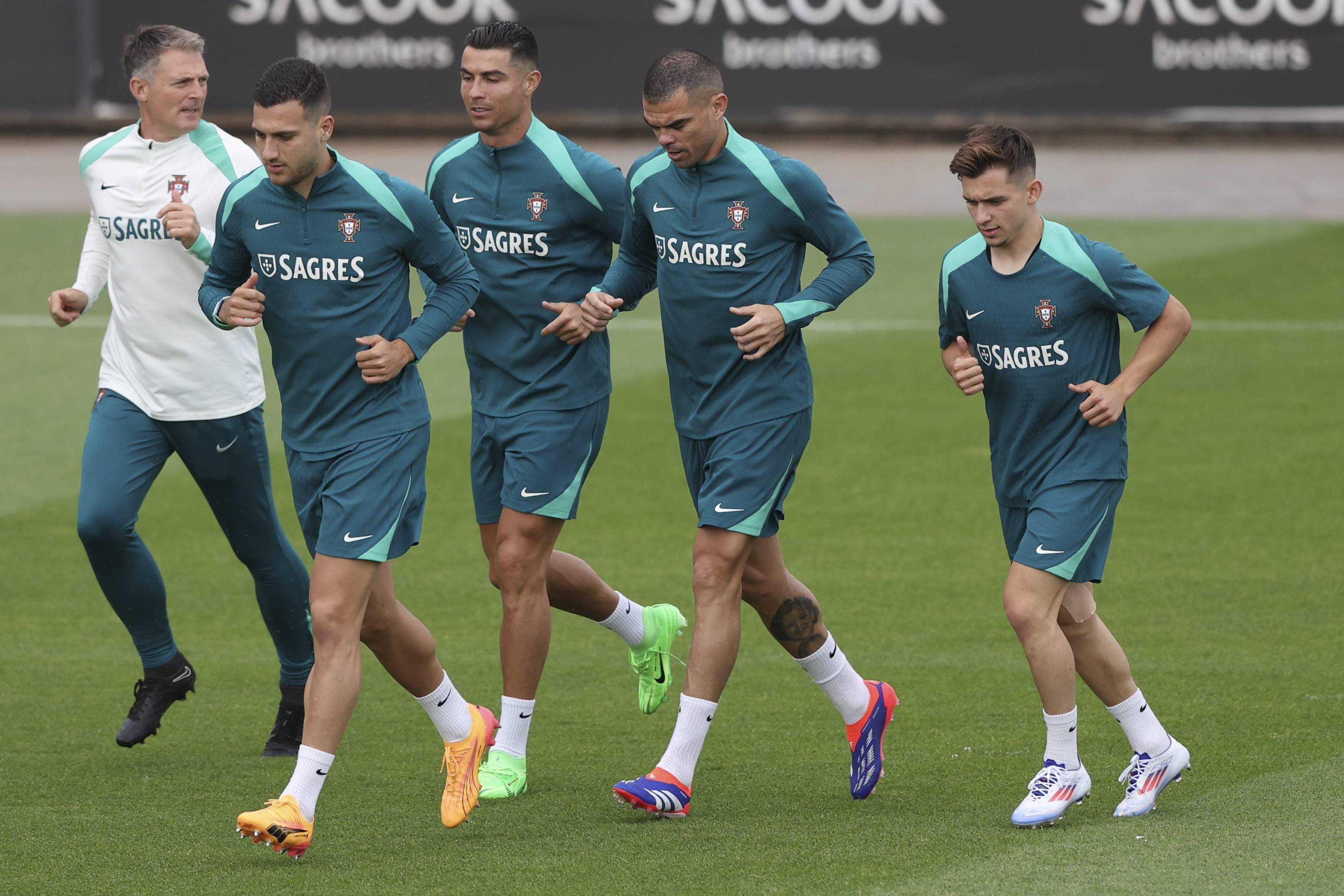 关于葡萄牙队双杀对手，轻松跻身欧洲杯的信息