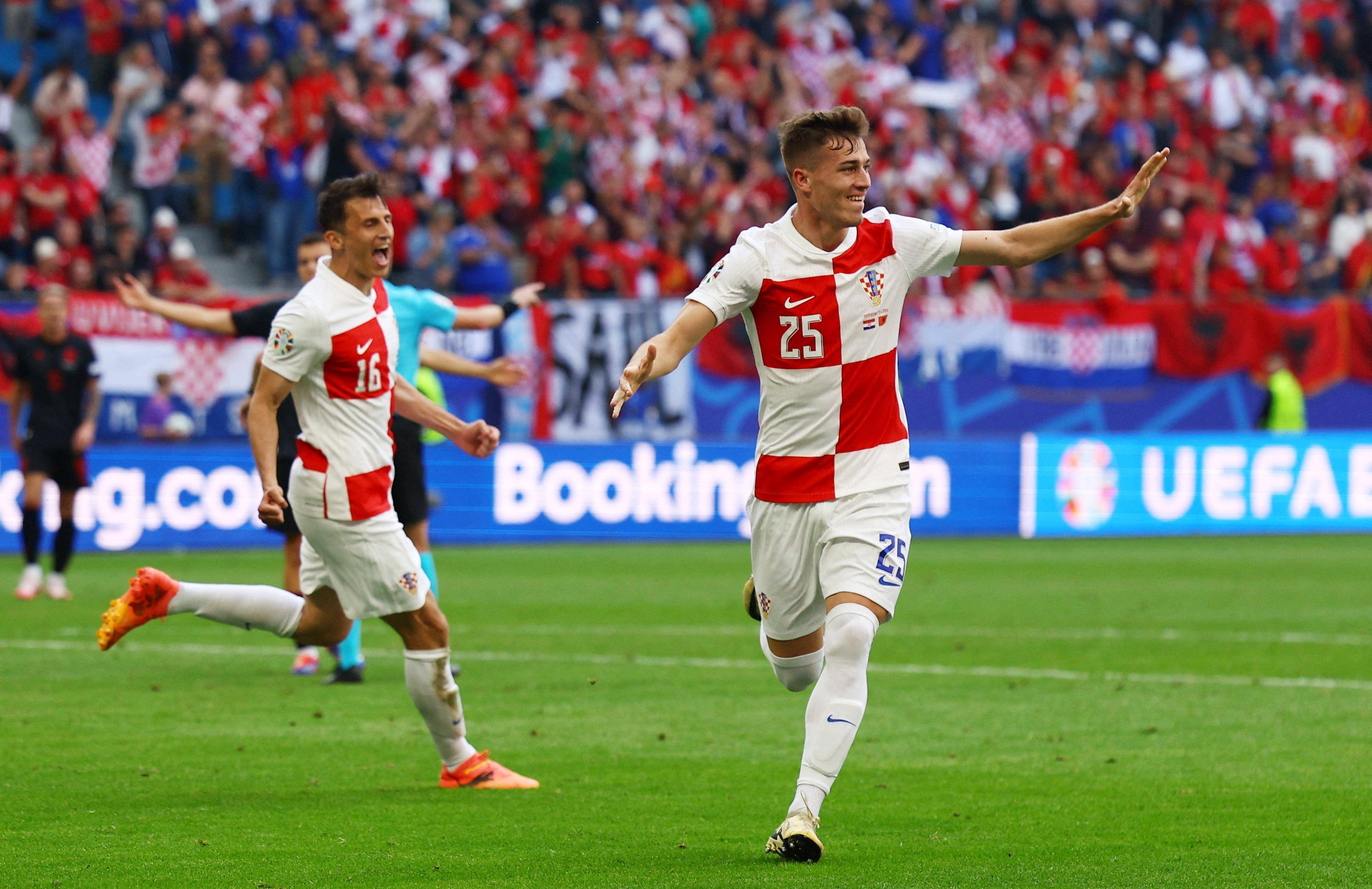 开云APP-克罗地亚队经历激烈对抗，成功突围晋级