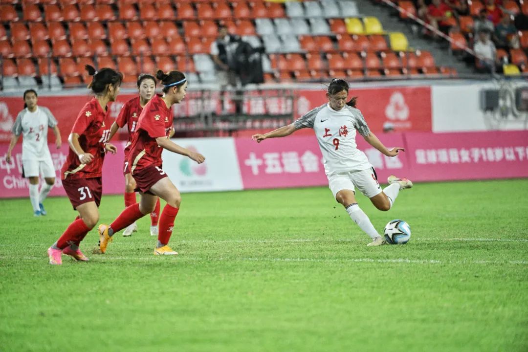 女足赛场展现豪情,球队精神飙升 女足赛场展现豪情,球队精神飙升