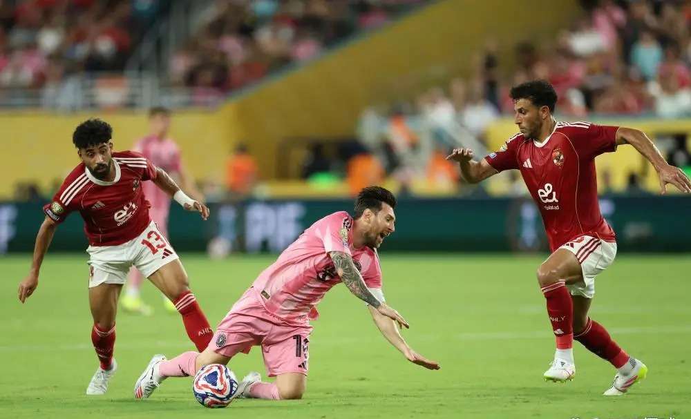 球队实力对决,赛场火爆气氛达顶峰的简单介绍 球队实力对决,赛场火爆气氛达顶峰的简单介绍