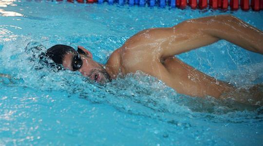 美国运动员在游泳比赛中刷新记录 美国运动员在游泳比赛中刷新记录