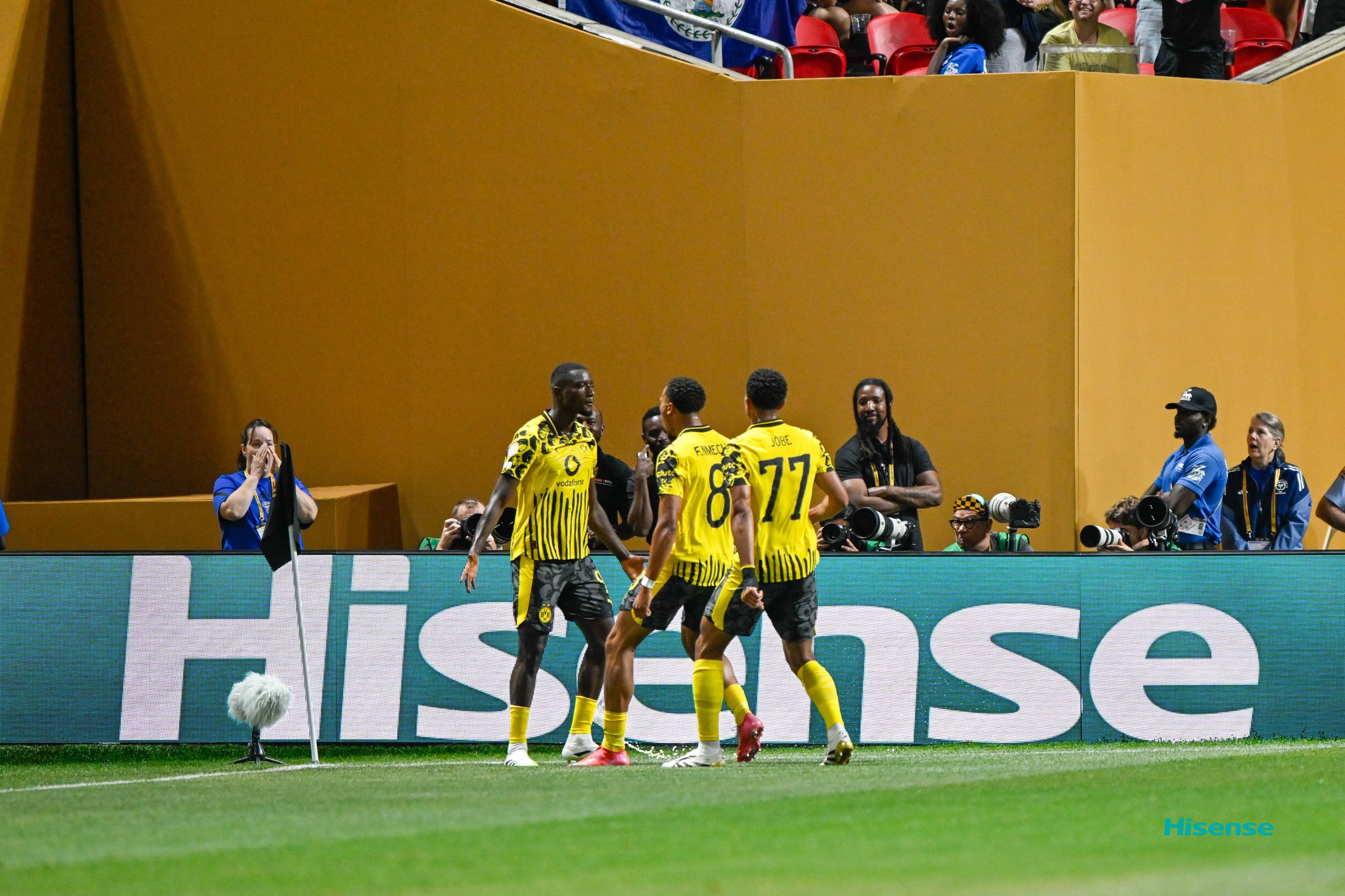 皇马夺魁勇夺冠军,球迷疯狂欢呼! 皇马夺魁勇夺冠军,球迷疯狂欢呼!