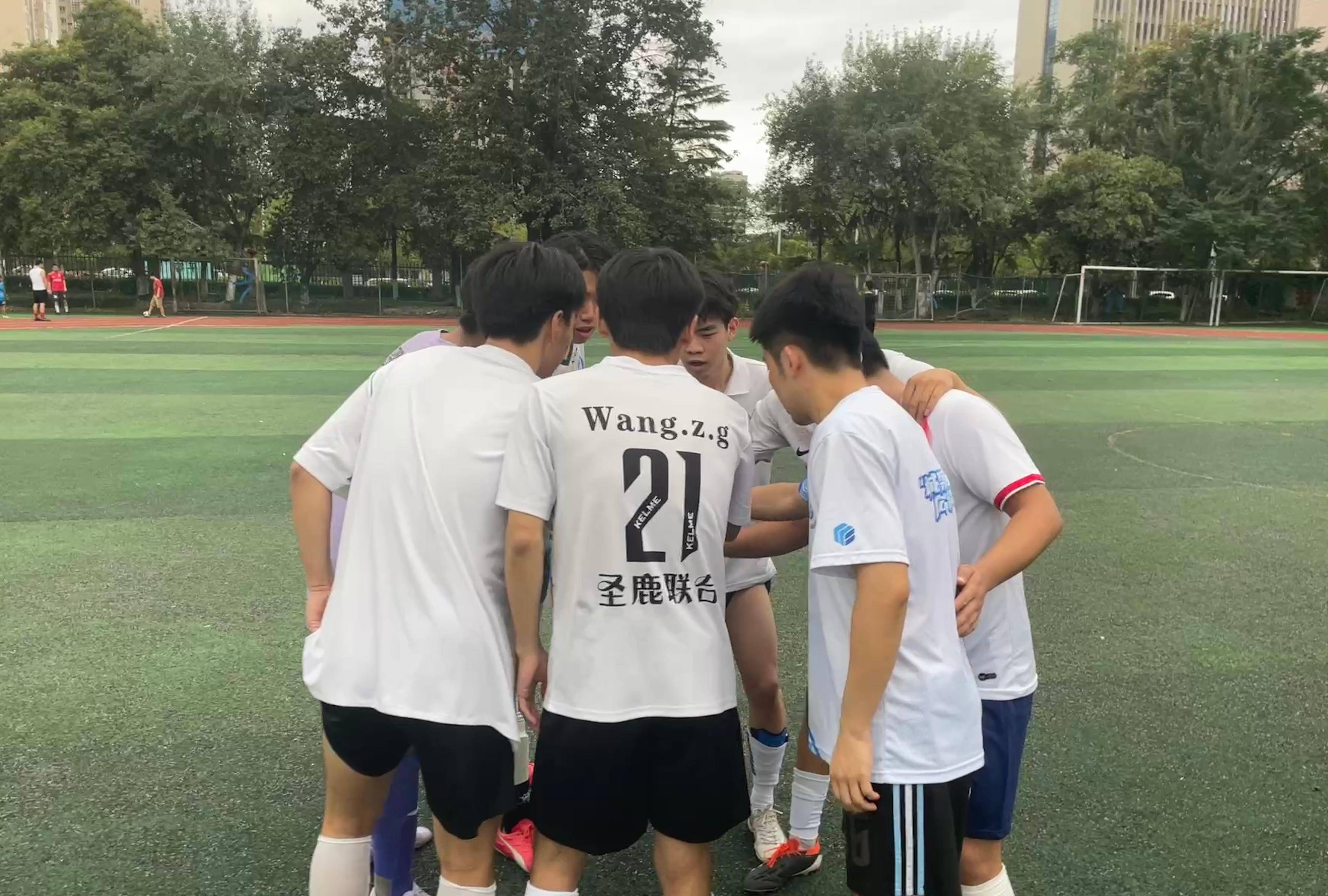 足球比赛中球员的风采赢得观众喝彩 足球比赛中球员的风采赢得观众喝彩