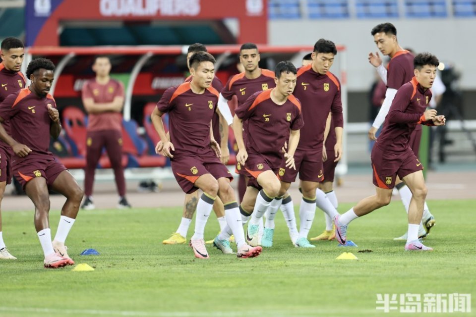 球队在赛场上团结协作争取胜利 球队在赛场上团结协作争取胜利