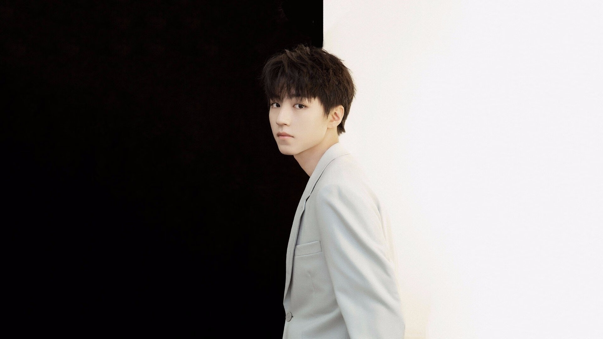 欧文空砍45分难救主,勇士团队篮球强势击溃爵士